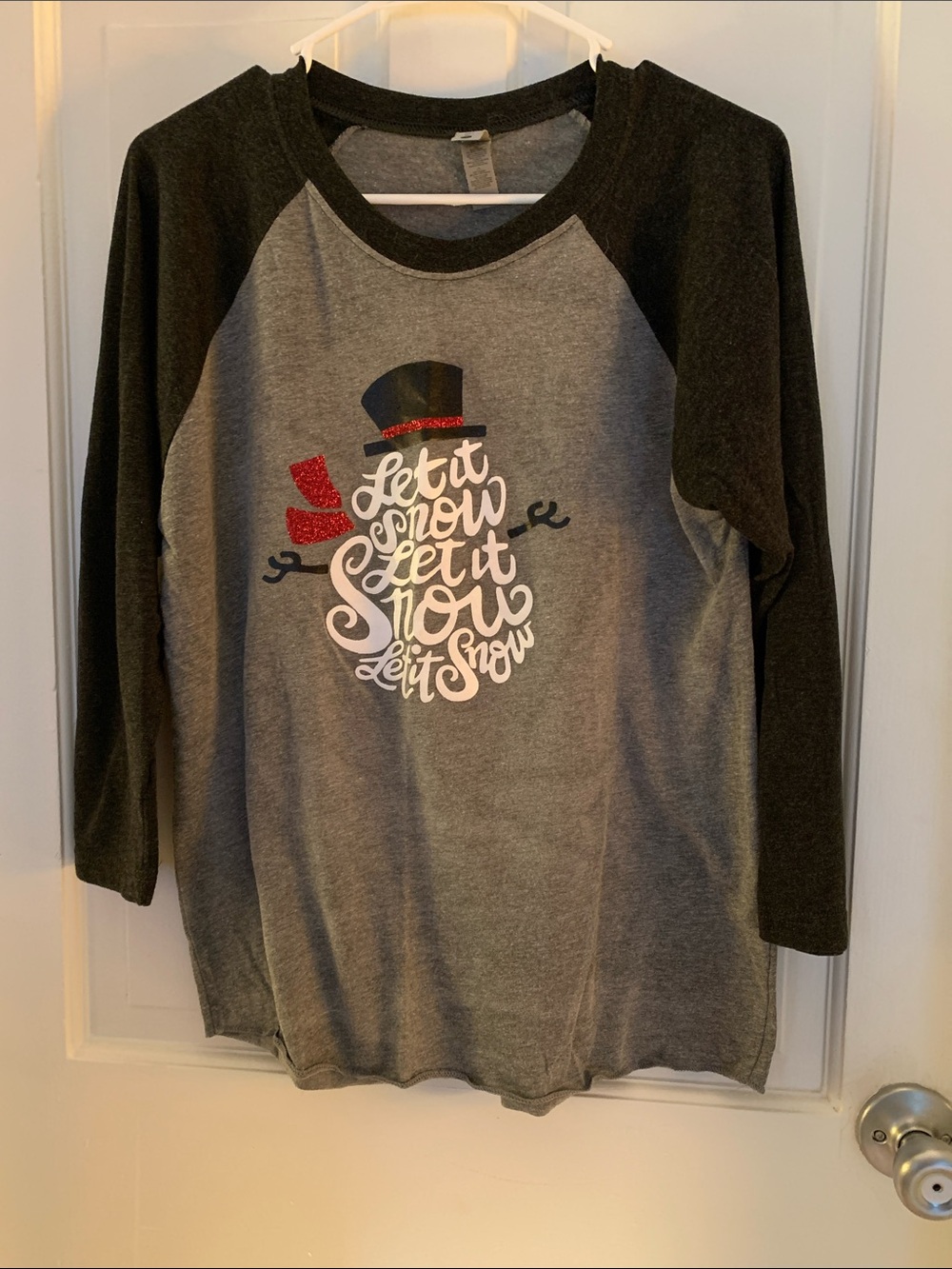 Next Level Apparel raglan top ⛄️
Ladies size S
P2P ~19”
Length ~25”